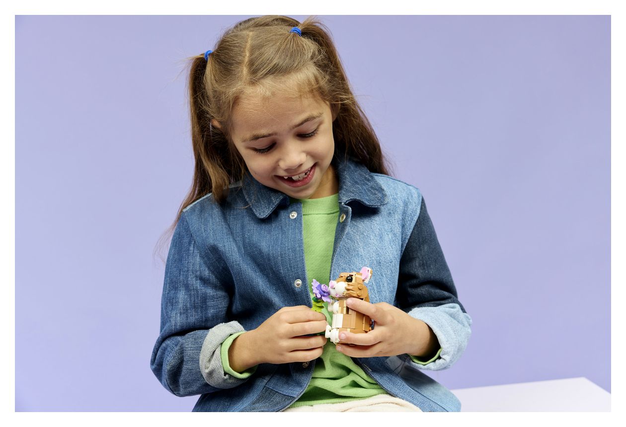 Niedlicher Hamster mit Blume 