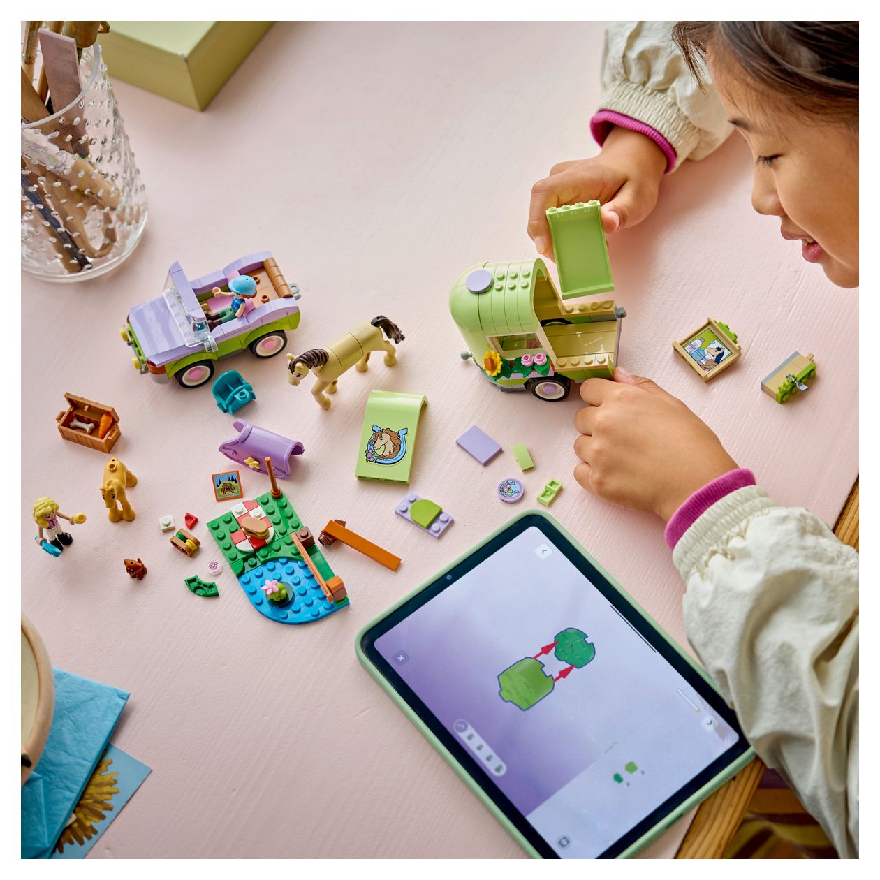 Pferd und Fohlen mit Pferdeanhänger 