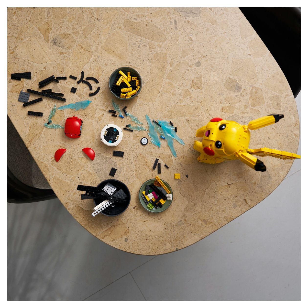 Pokemon Pikachu und Pokeball Bauset 2050 Teile  (Mehrfarbig) 