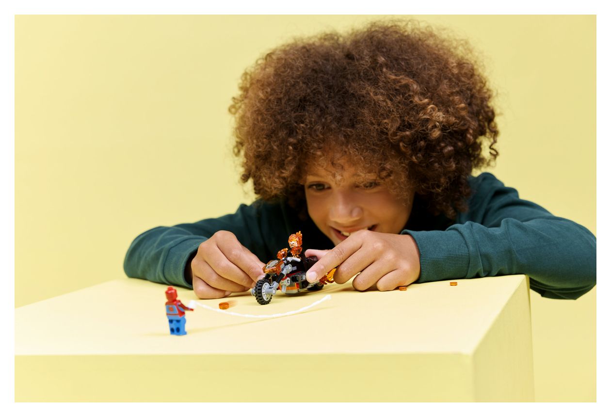 Spider-Man vs. Ghost Rider auf seinem Motorrad 