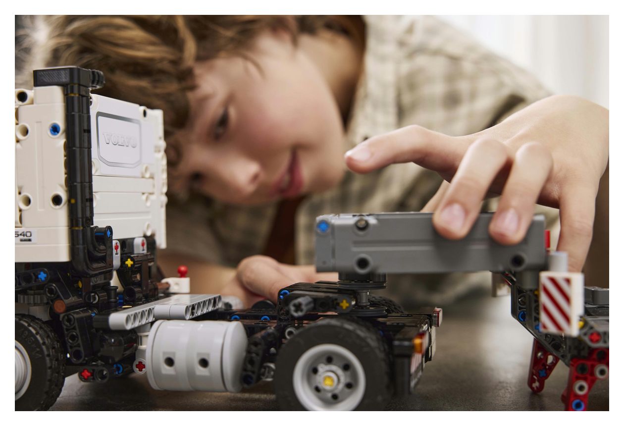 Volvo FMX LKW mit EC230 Electric Raupenbagger 