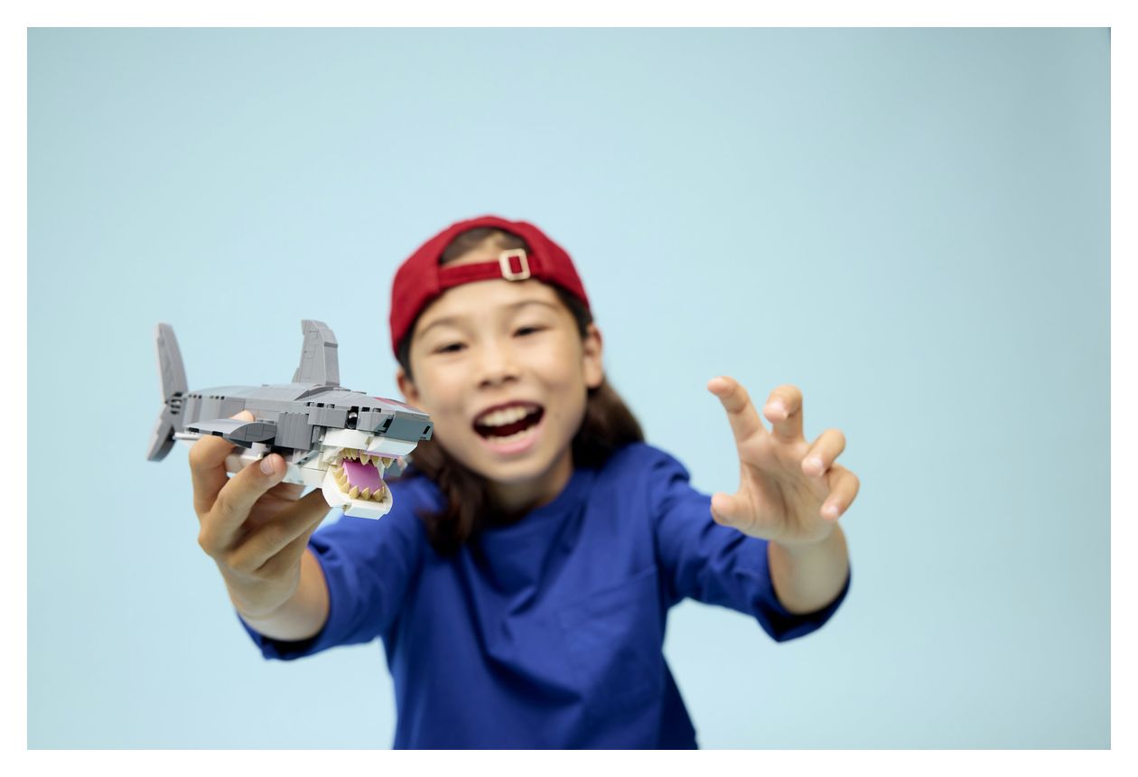 Wilder Hai mit Schatztruhe 