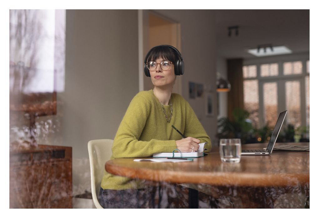 TAH4209WT/00 Ohraufliegender Bluetooth Kopfhörer kabellos 65 h Laufzeit  (Schwarz) 