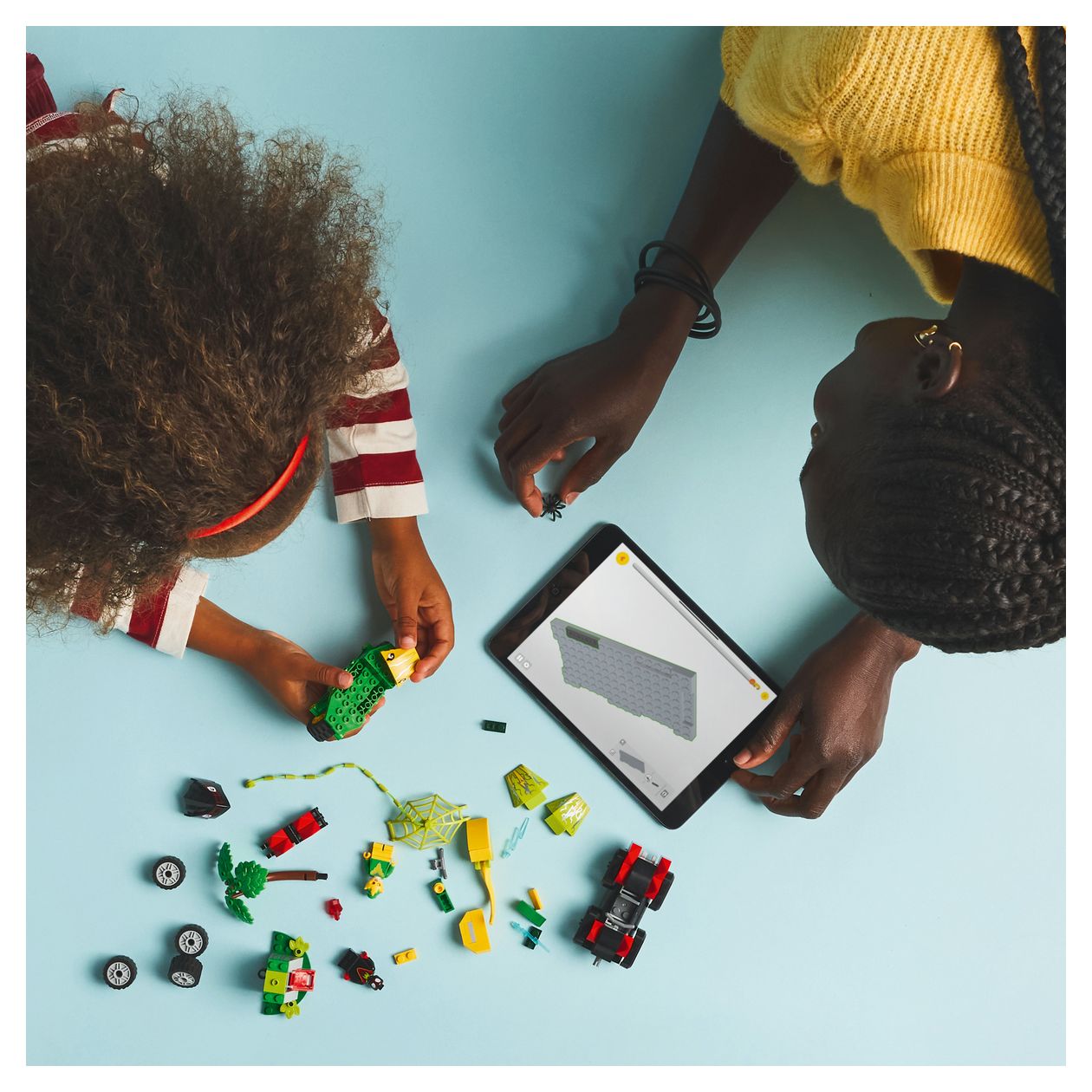 Actionspaß mit Spin und Electro in ihren Dino-Flitzern 