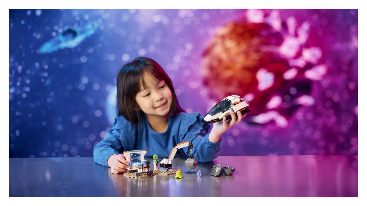 Bergung eines Asteroiden im Weltall 