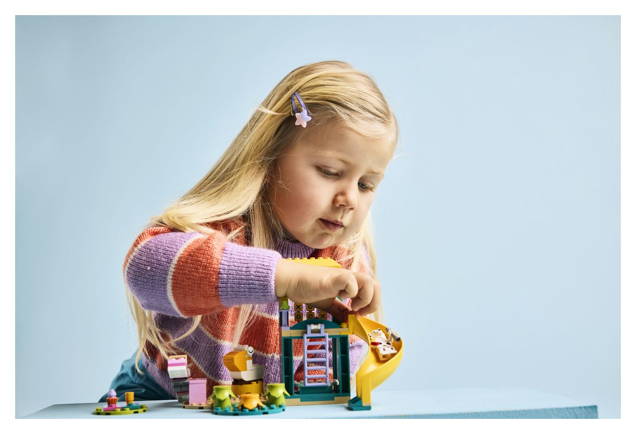 Bluey und Chloe auf dem Spielplatz 