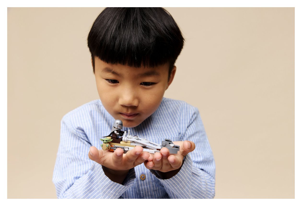 Der Mandalorianer und Grogu auf ihrem Speeder Bike™ 