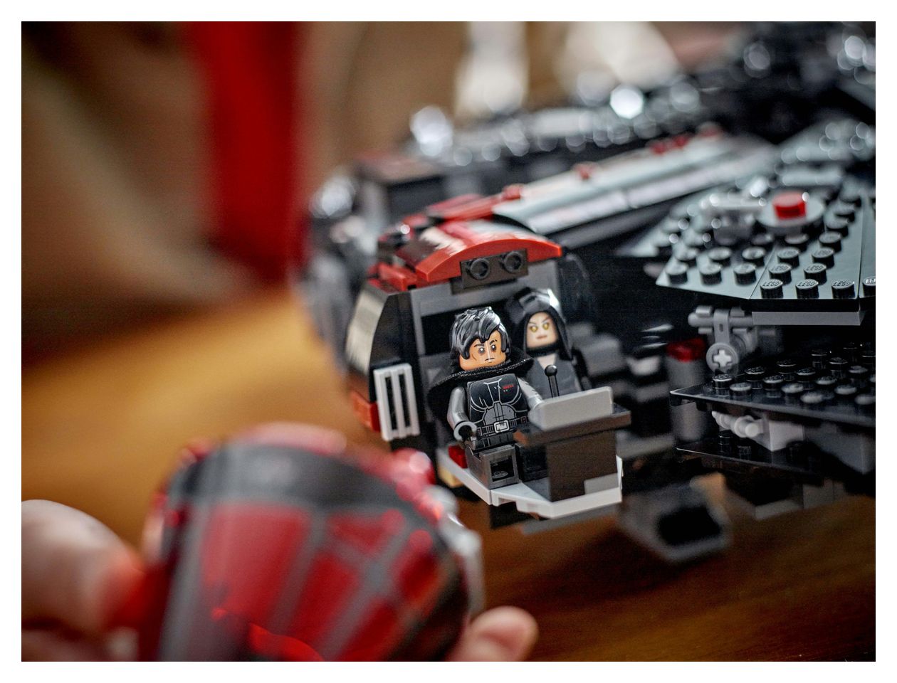 Dunkler Millennium Falke 