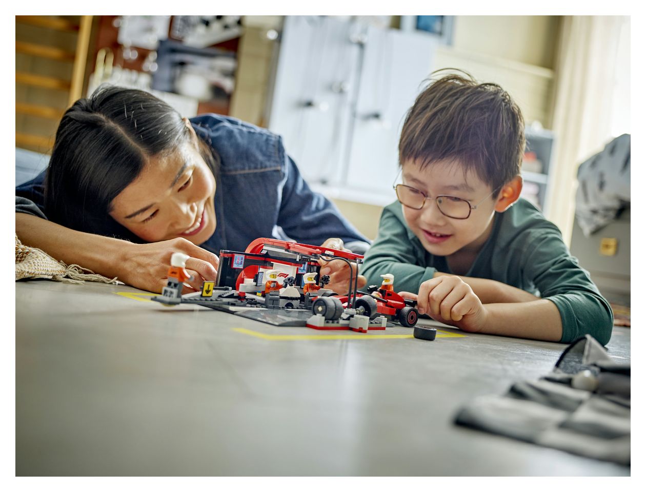 F1® Boxenstopp mit Boxencrew und Ferrari Flitzer 