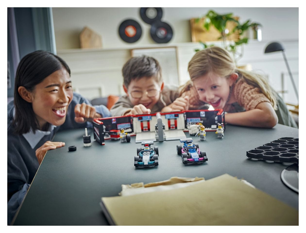 F1® Garage mit Mercedes-AMG & Alpine Rennautos 