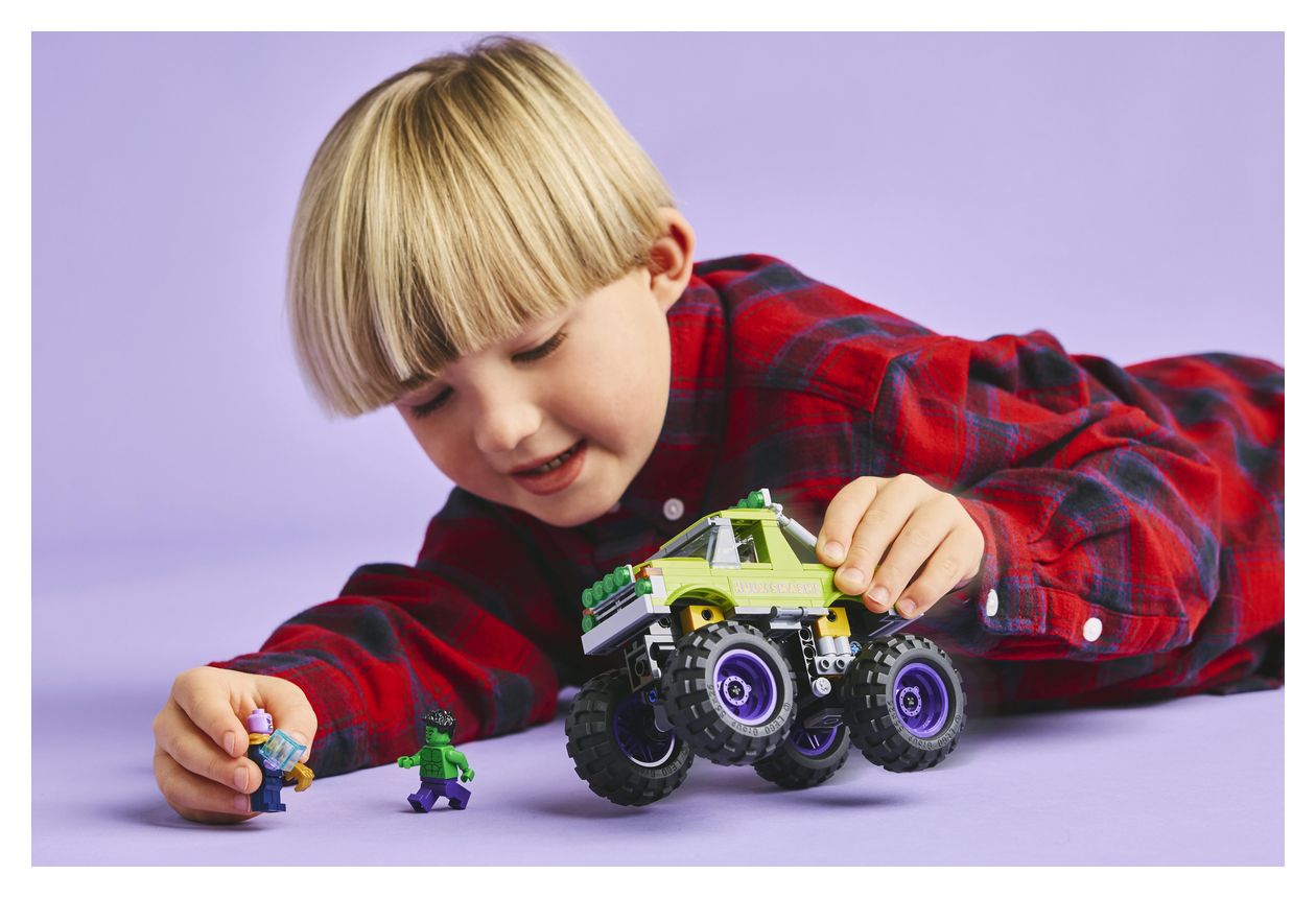 Hulk-Truck vs. Thanos 