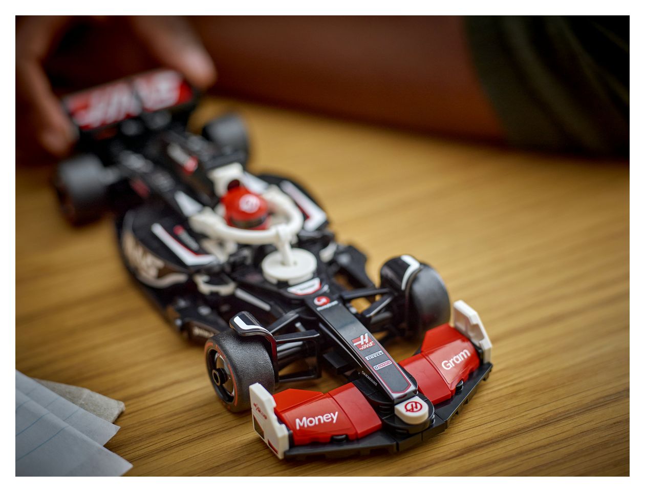 MoneyGram Haas F1® Team VF-24 Rennauto 