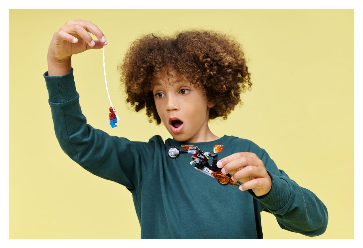 Spider-Man vs. Ghost Rider auf seinem Motorrad 