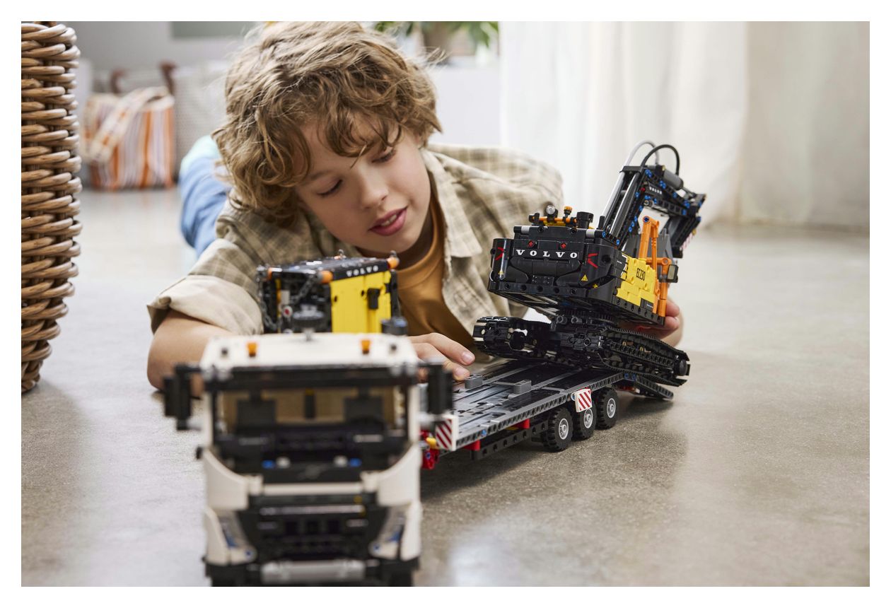 Volvo FMX LKW mit EC230 Electric Raupenbagger 