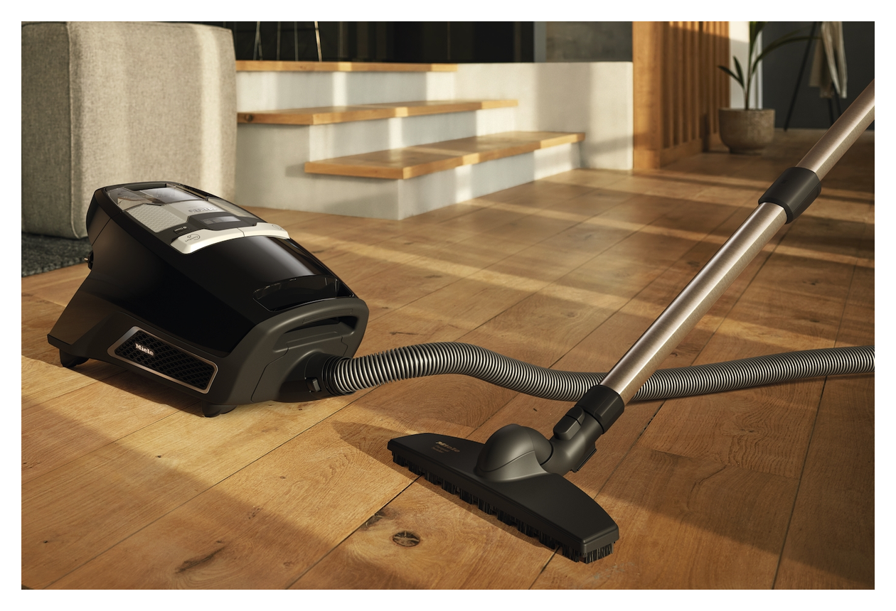 Blizzard CX1 Comfort Bodenstaubsauger Beutellos 890 W HEPA  (Schwarz) 