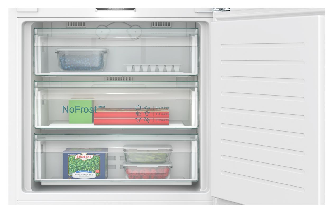 iQ500 KB96NADD1 284 l / 298 l 194 cm Einbau Kühl-/Gefrierkombination 204 kWh NoFrost 