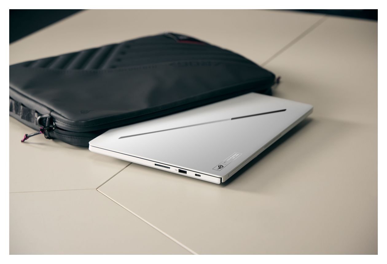 ROG Zephyrus GU405AR-SY044W 2K Ultra HD Notebook 35,6 cm (14 Zoll) 2880 x 1800 Pixel 2 TB SSD Windows 11 Home Intel Core Ultra 9 max. 4,9 GHz  (Weiß) 