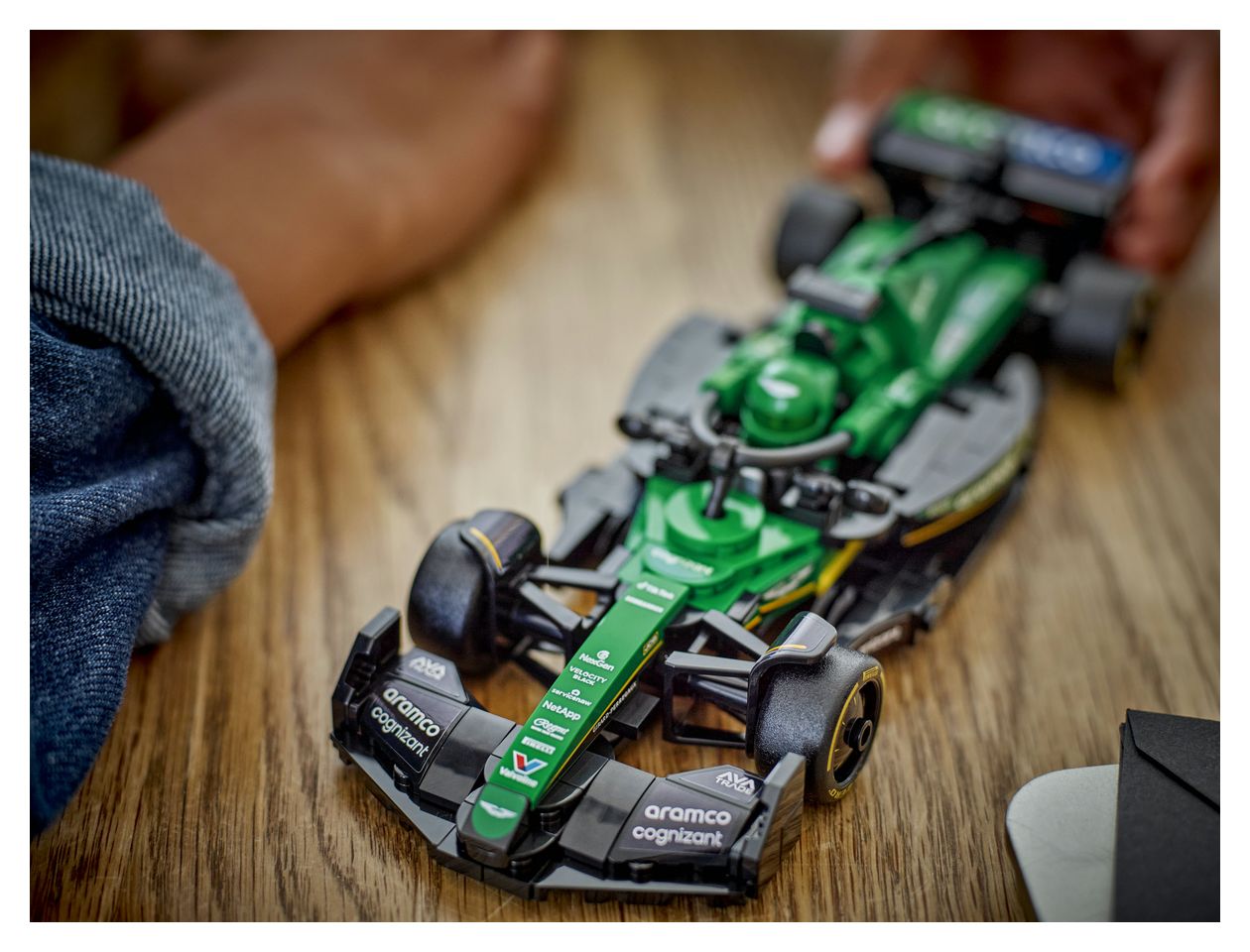 Aston Martin Aramco F1® AMR24 Rennauto 