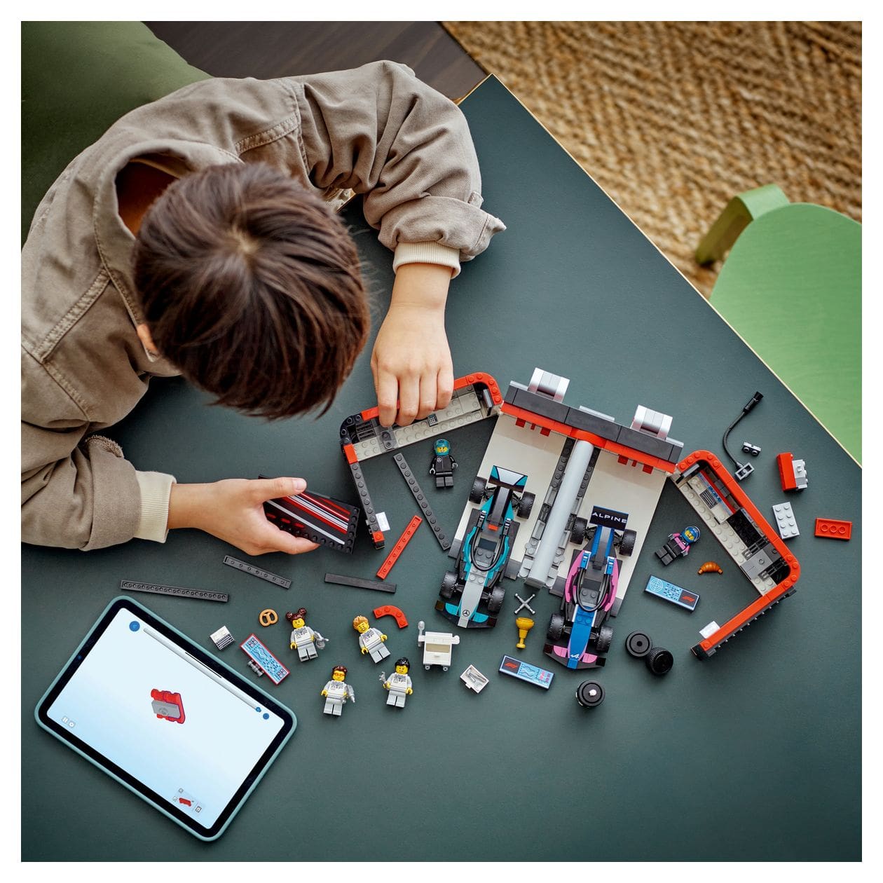 F1® Garage mit Mercedes-AMG & Alpine Rennautos 