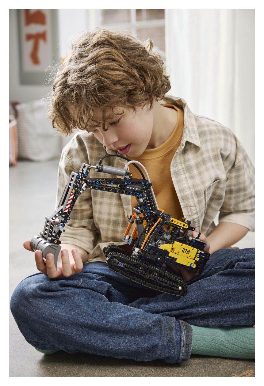 Volvo FMX LKW mit EC230 Electric Raupenbagger 