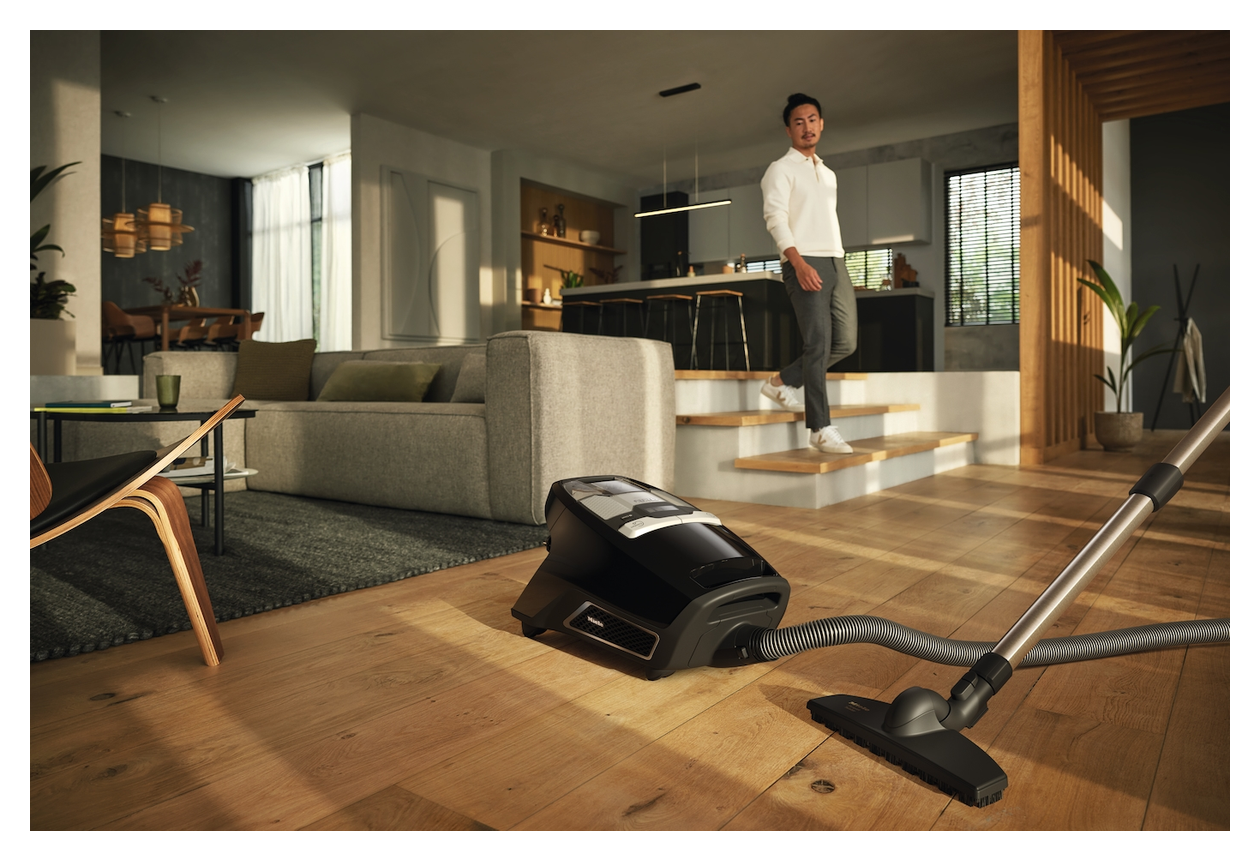 Blizzard CX1 Comfort Bodenstaubsauger Beutellos 890 W HEPA  (Schwarz) 