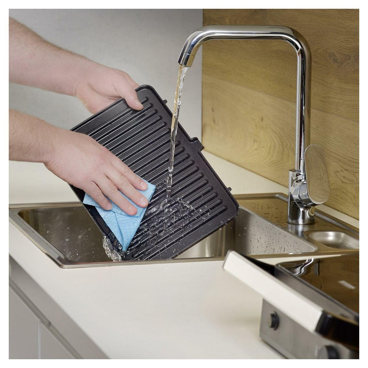 KG2398 1800 W mit 300 x 220 mm Fläche  (Schwarz, Weiß) 