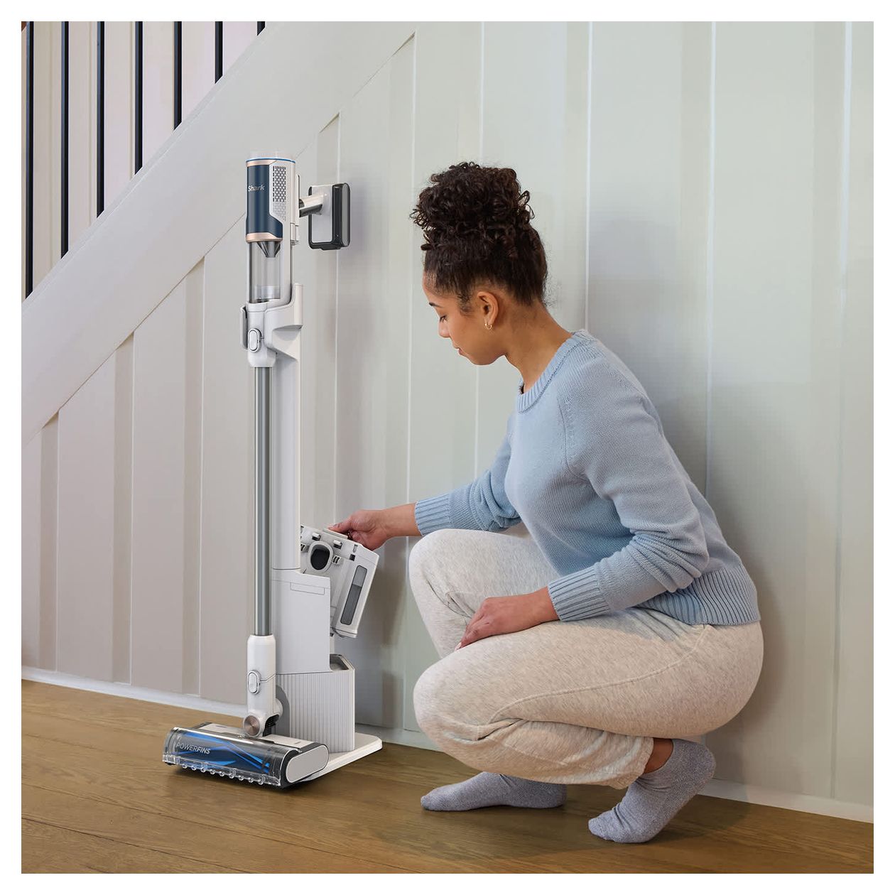 SHARK BU3521EU Clean Clean & Self-Empty Handstaubsauger Beutellos bis 40 min Laufzeit  (Blau, Weiß) 