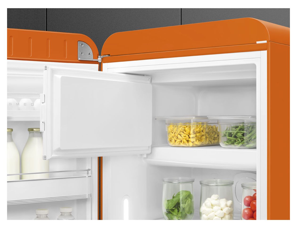 FAB28LOR6 270 l / 244 l Kühlschrank freistehend EEK: C 104 kWh Jahr  (Orange) 