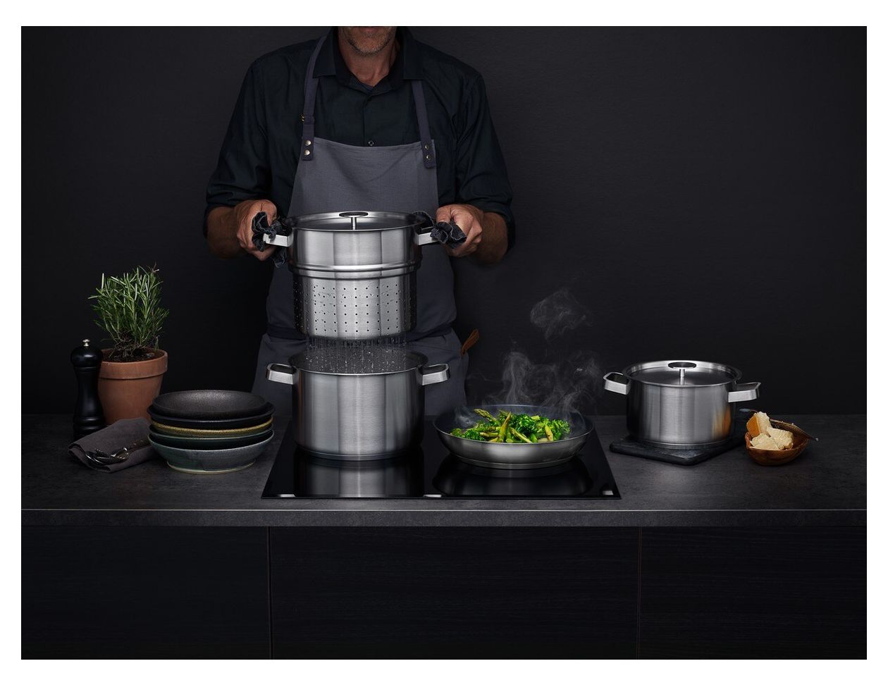 A4SS Kochgeschirr-Set aus Fettpfanne 28 cm + 2 Töpfen 20 cm und 24 cm + Edelstahlsieb  (Schwarz, Edelstahl) 