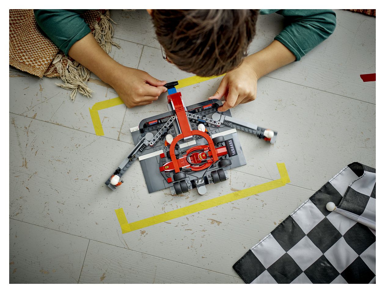 F1® Boxenstopp mit Boxencrew und Ferrari Flitzer 