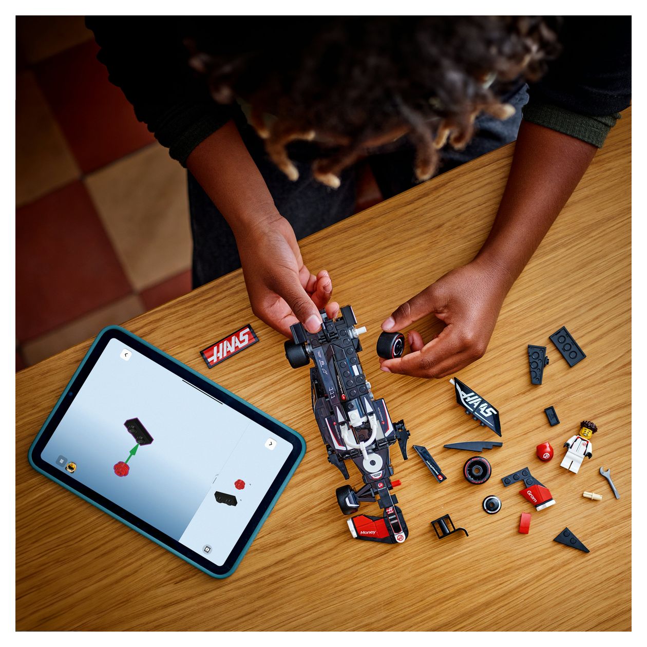 MoneyGram Haas F1® Team VF-24 Rennauto 