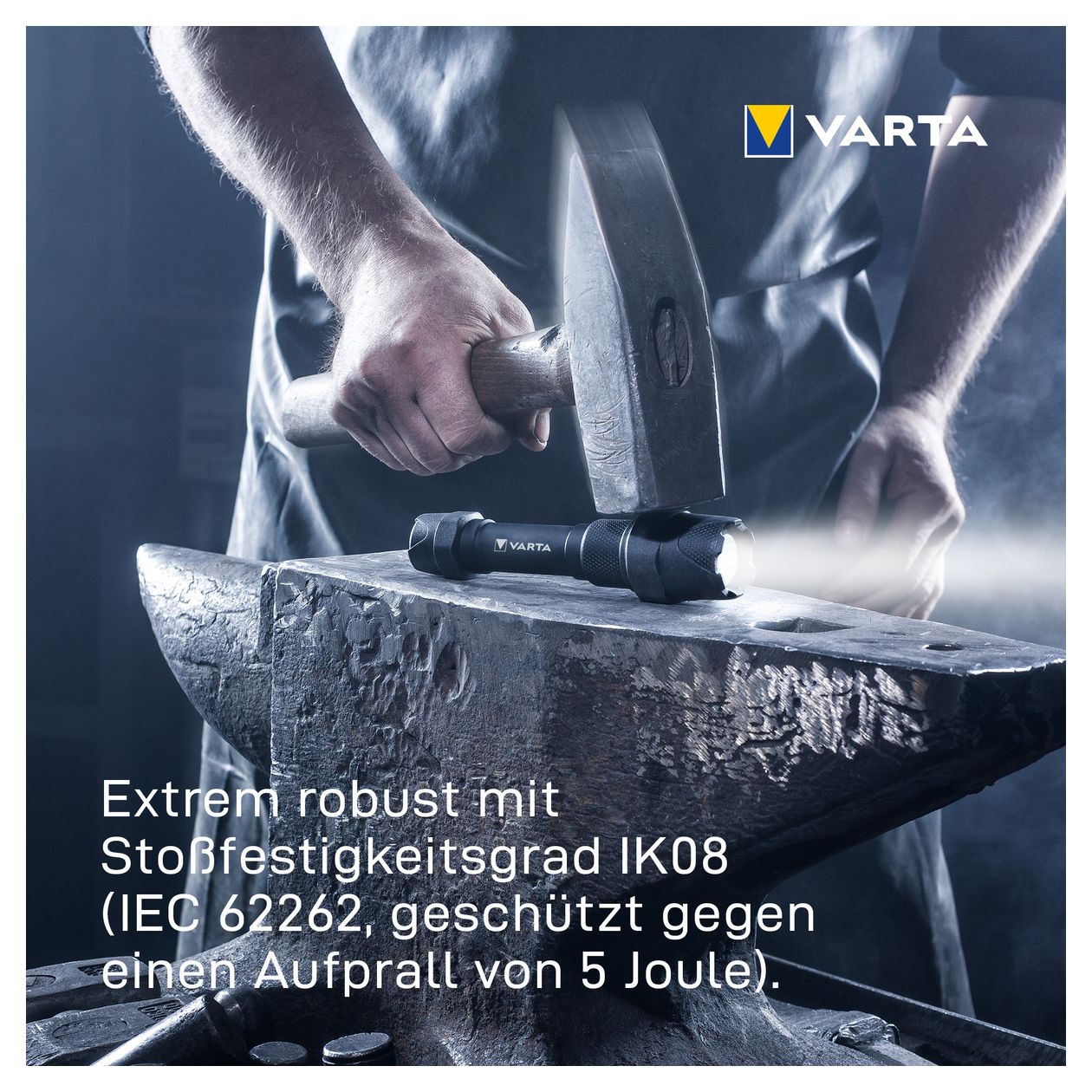 Taschenlampe LED 6 Watt inkl. 3x AAA Batterien, Indestructible F10 Pro Leuchte, Lampe, Arbeitsleuchte mit zwei Leuchtmodi, extrem robuste Taschenleuchte, klein, wasser- und staubgeschützt 