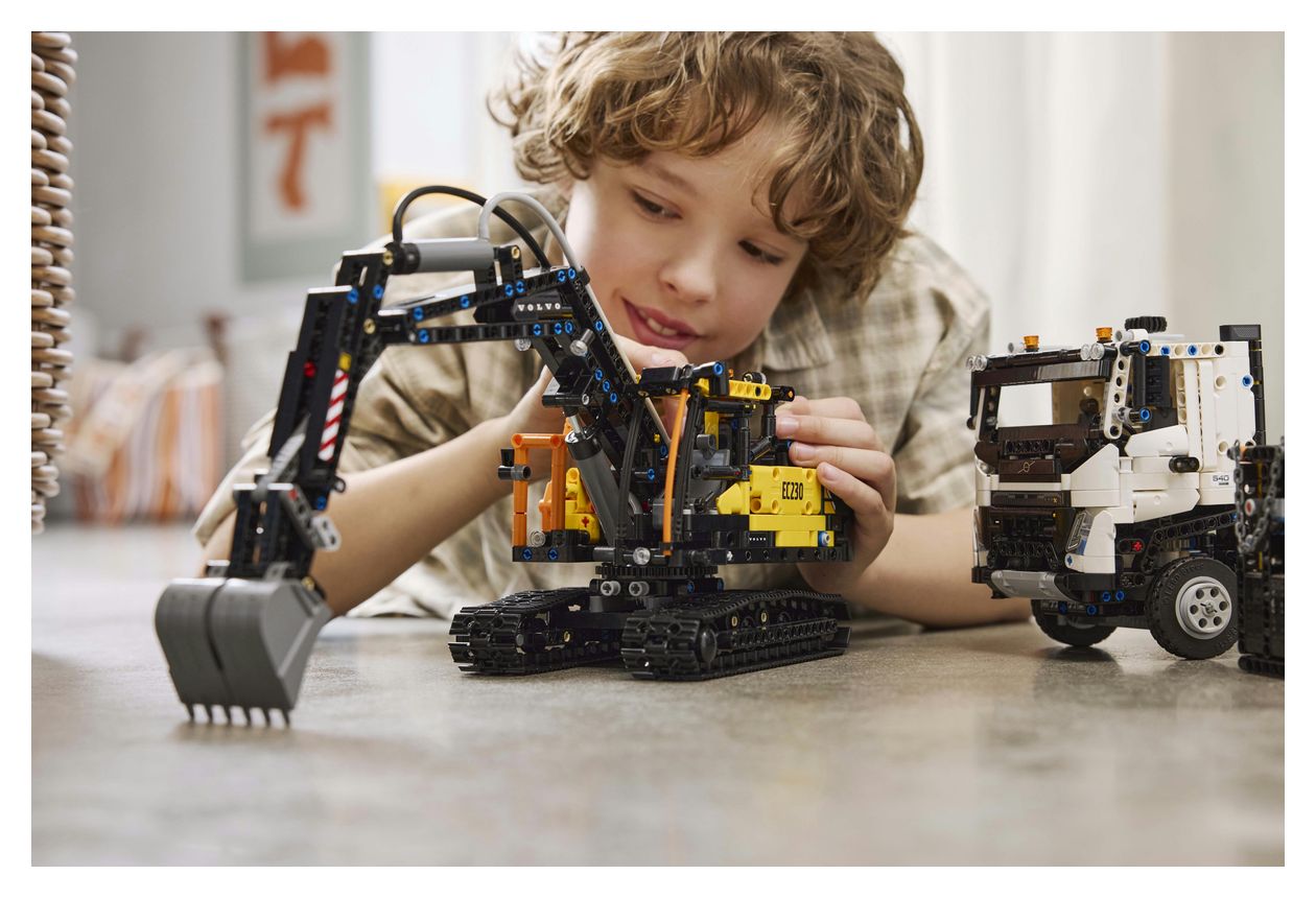 Volvo FMX LKW mit EC230 Electric Raupenbagger 