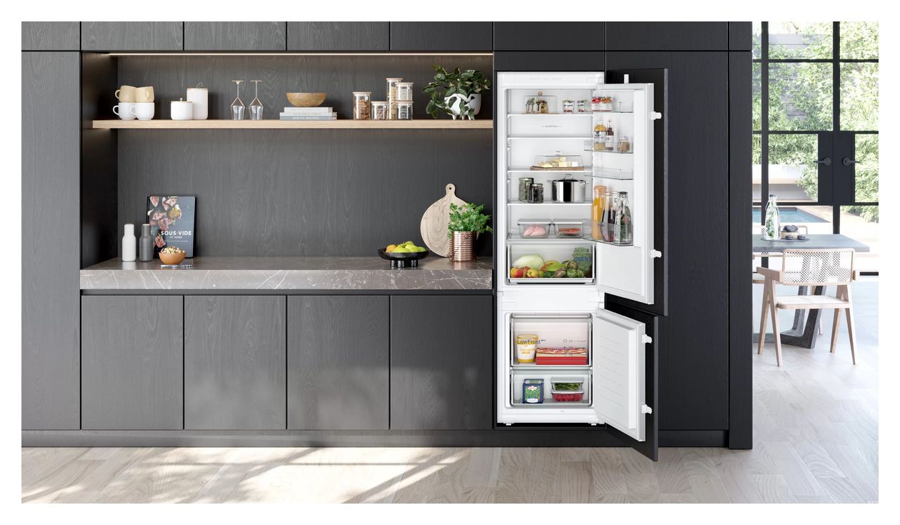 iQ100 KI87VNSE0 Schlepptür 200 l / 70 l Einbau Kühl-/Gefrierkombination 216 kWh NoFrost 