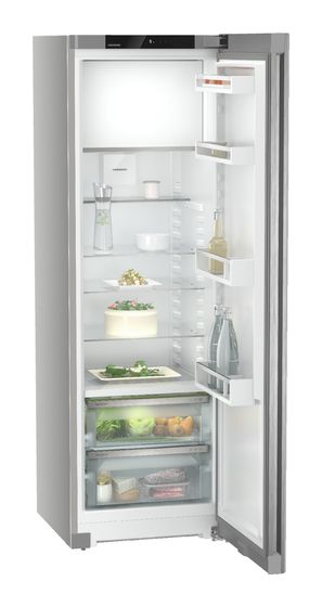 Ein langlebiger silberner Kühlschrank für eine moderne Küche