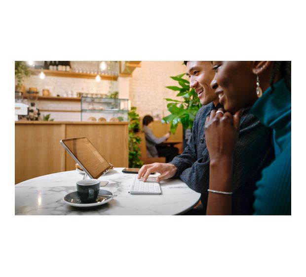 Logitech Keys To Go 2 Universal Tastatur  (Weiß) f&uuml;r 67,99 Euro